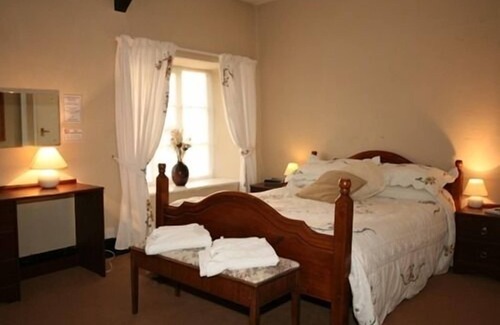 North Perrott Hotel | The Manor Arms