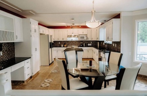 Northeast Edmonton House | The Masterpiece House - 5 bedroom house in charming Edmonton with WiFi, jacuzzi