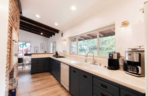 Encanto House | "The Medallion" Modern City Estate 7bed/5bath AC