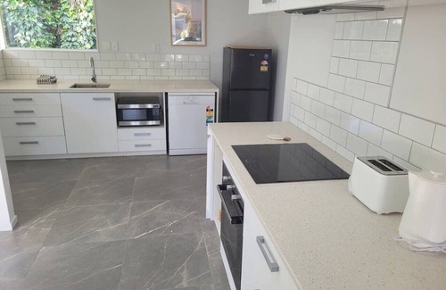 Merivale House | The Merivale Hideout 2BR and a Sleepout plus Garage
