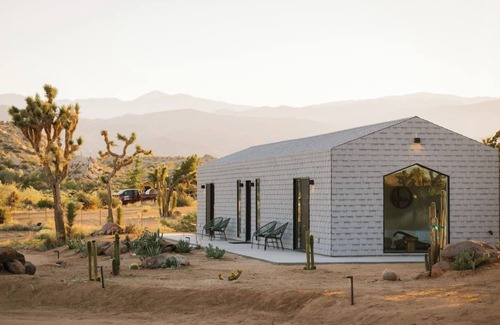 Pioneertown House | The Modern Wolfden: 4 bedrooms, All En-suite Baths