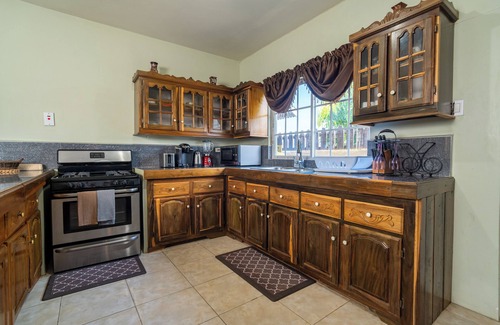 St.Bran's Burg Apartment | The Montego Brownstone is terrific 4-bedroom apartment with AC in St.Bran's Burg