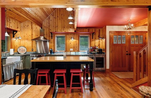 Pedlars Edge Ski Chalet | The Moose Lodge-Hot Tub/Game Room/Fire Pit/Grill/Walk to Slopes-0.7mi to Lodge