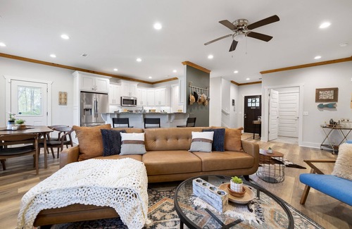 Bella Vista House | The Nelson~Peaceful Wood setting!