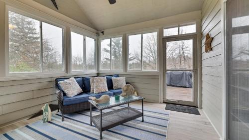 Pocono Pines House | The Nest at Pinecrest by AvantStay Spacious Deck Game Room Fire Pit