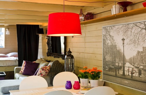 Jordaan Boat Rental | The nicely renovated houseboat is located on the canal belt in the historic center.