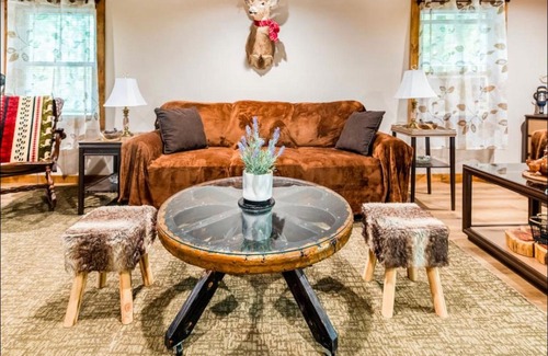 East Stroudsburg House | The Nook Lodge - cabin with hot tub at Shawnee and Camelback Mtn
