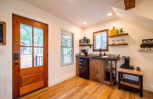 Elm Mott House | The Nuthatch Cabin 15 MIN to Magnolia Baylor