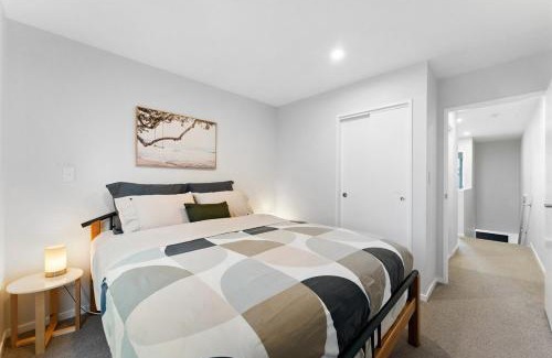 Mangere Bridge House | The Oasis at Auckland Airport - King bed and more!