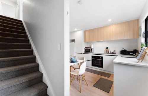 Mangere Bridge House | The Oasis at Auckland Airport - King bed and more!
