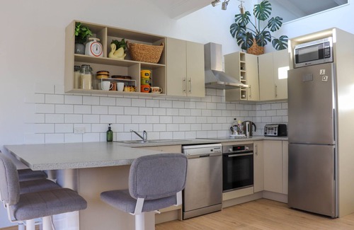 Ohope House | The Ōhope Beach Hideaway: Modern beach house, 3 minutes from white sand beach.