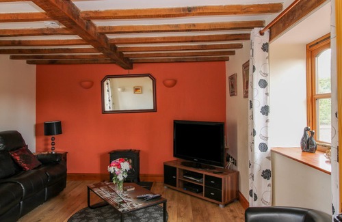 Bishops Castle Cottage | THE OLD BARN, family friendly, with hot tub in Bishop's Castle