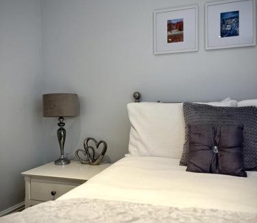 Bovingdon Apartment | The Old Town Snug