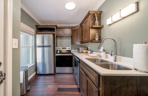 Lake Hamilton Apartment | The Olive Tree Loft: Upscale Studio w/Lake Hamilton Views, Top-Floor Privacy & Great Location