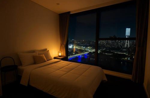 Brisbane Central Business District Apartment | The Only One - Riverfront Elegance, Free Carpark