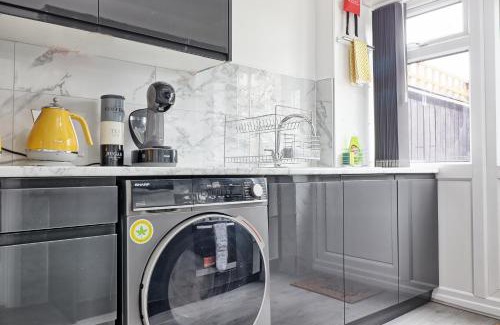 Basildon House | The Only Way is Basildon, close to town, Trade and corporate guests also welcome