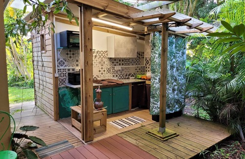 Saint-Andre Apartment | The orange room, chic and luxurious, calm in a large garden, swimming pool, jacuzzi.