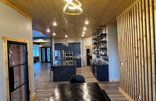 Jasper House | The Oslo + The Little Oslo Apt - 6 Kings + View + Hot Tub - Sleeps 27