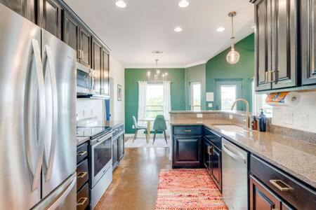 Dripping Springs House | The Outlook - Spa and deck views of Hill Country