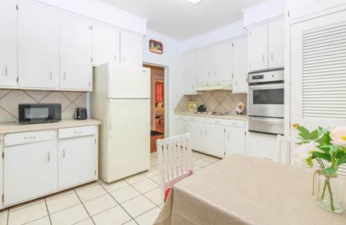 Columbus House | The Parkside Cottage Lakebottom Park at Doorstep!