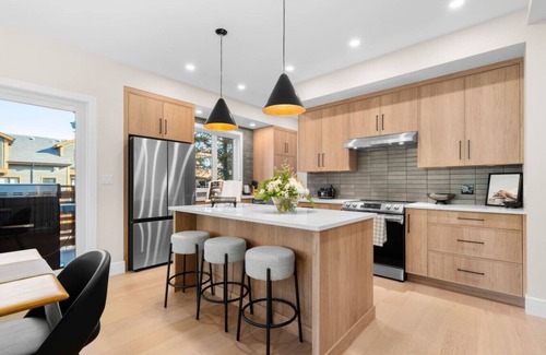 Canmore Villa | The Peak Retreat: NEW Luxe 5BR Mtn Views + Hot Tub