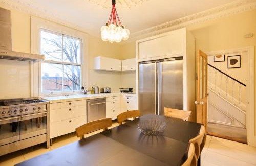 The Lane Apartment | The Peckham Hideaway - Bright 3BDR Flat