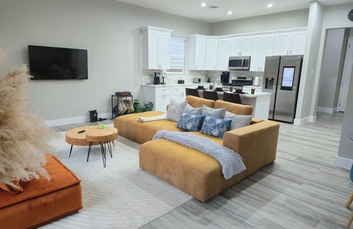 Southeast Houston House | The Pershing PadCentral location, 3BR , Sleeps 10, Huge backyard, Outdoor Games