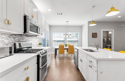 Chestnut House | The Pet Friendly Austin Art Haus. 7 mins from DT and UT. Walk to Bars and Eats!