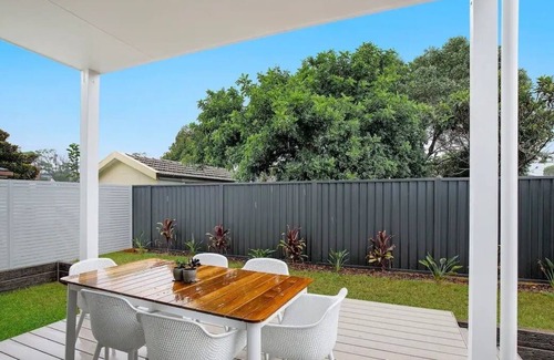 Ettalong Beach House | The Pines. Beachside townhouse
