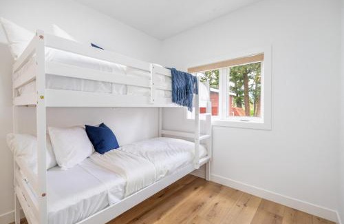 East Kootenay House | The Pines on 15th Ave - Hot Tub, BBQ