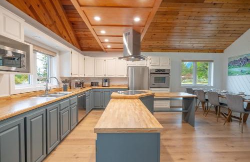 East Kootenay House | The Pines on 15th Ave - Hot Tub, BBQ