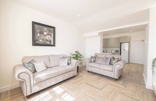 Oadby Apartment | The Pocklington - The Magistrate's suite (Flat 10)