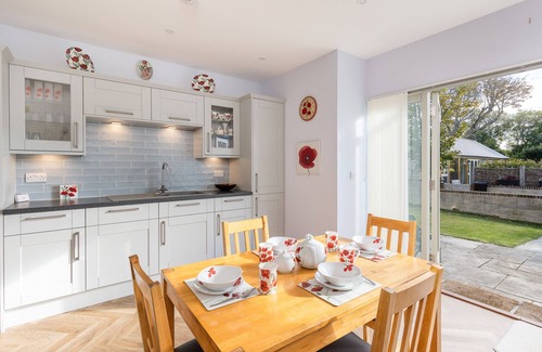 Newport Cottage | The Poppies