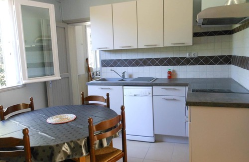 Saint-Etienne-de-Chomeil House | The quiet house on the hill