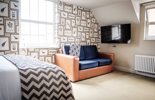 Tudor Hotel | The Queen's Head