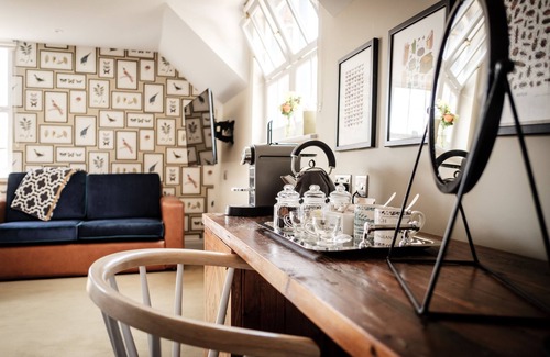 Tudor Hotel | The Queen's Head