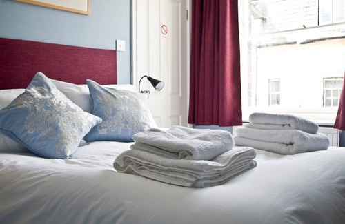 Knighton House | The Red Lion