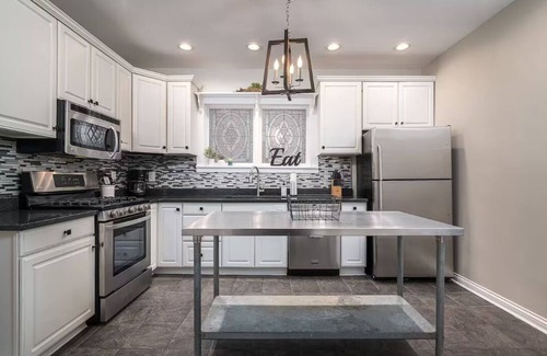 Highlands Douglass House | The Reserve ~ 5BR Fun! Hot Tub, Fire Pit, Deck, Walkable To Bardstown Rd