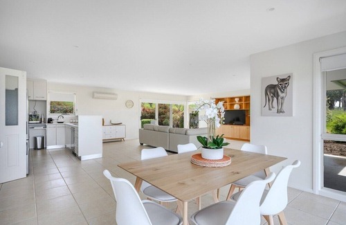 Kingston House | "The Rest Retreat" 3 Bed, 2 Bath - 15 mins to CBD.