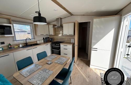 Chapel Saint Leonards Apartment | The Retreat 16 - pet friendly, WiFi, and a bath - Golden Palm Resort - Meadow Lakes Caravan & Lodge Hire