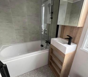Chapel Saint Leonards Apartment | The Retreat 16 - pet friendly, WiFi, and a bath - Golden Palm Resort - Meadow Lakes Caravan & Lodge Hire