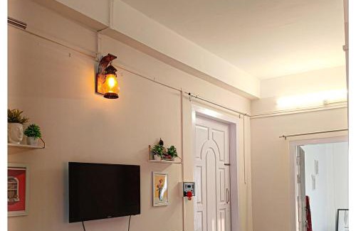 Sualkuchi Apartment | The Retro House Homestay