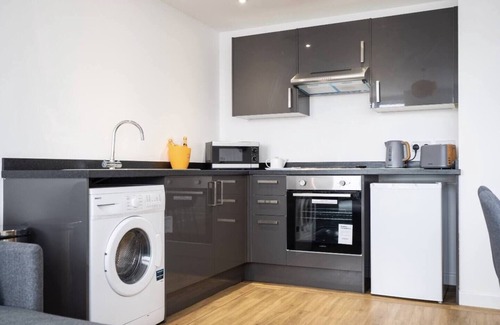 Portsmouth City Centre Apartment | "The Rosemary" is a stylish retreat in the heart of Portsmouth, offering a fresh and inviting escape