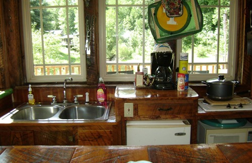 Wildwood Cabin | THE RUSTIC WATERING HOLE" 20 min to Chattanooga