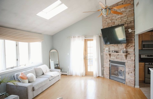 Revere Apartment | The Sapphire House with Deck in Revere Beach