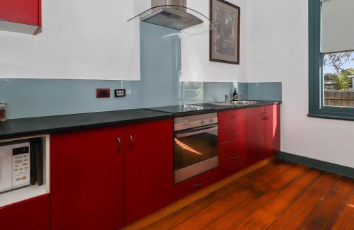 St Helens House | The Settlers Cottage - In the Heart of St Helens