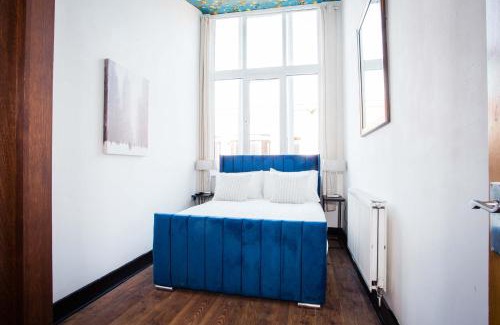 Warrington Apartment | The Skylight Suite by The Hive WA1