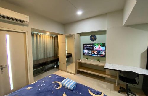 Siwalankerto Apartment | The Square - King Suite - Apartemen Service - 2Person - NetFlix Wifi - Near Petra Campus