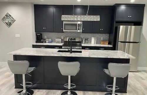 Tulsa House | The Suite Spot- Sleeps 7-Only 4 min from downtown