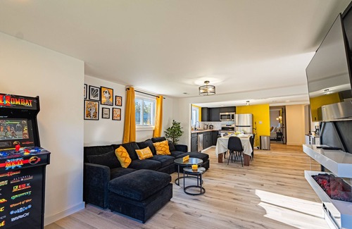 Summerlee House | The SunHaus#HotTub#FirePIt#Arcade#Pet Friendly#